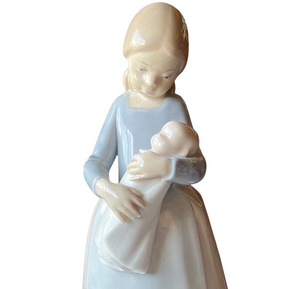 Lladro Girl Holding Baby Figurine 9" Tall Porcelain Spain Collectible sculpture - Picture 8 of 16
